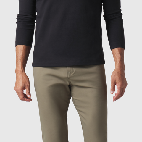 Jetsetter Tech Pant Straight Fit in khaki, featuring wrinkle-free and anti-odor microfiber fabric.