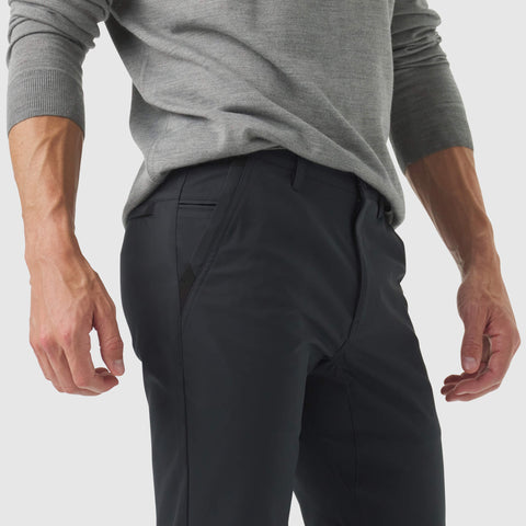 Jetsetter Tech Pant Slim Fit, wrinkle-free microfiber fabric, anti-odor and stain repellent, ideal for travel.