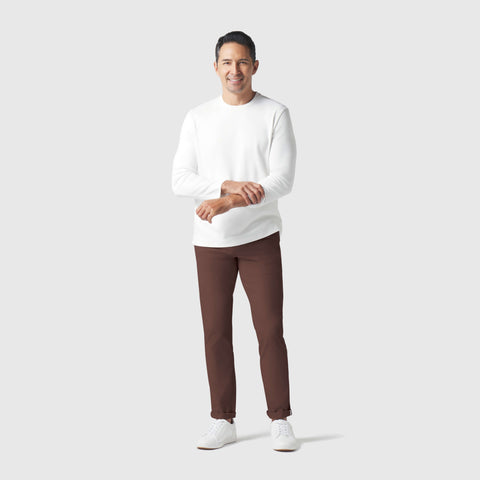 Man wearing Jetsetter Tech Pant Slim Fit in a casual setting.