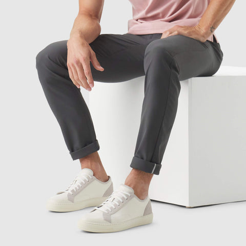 Jetsetter Tech Pant Slim Fit, wrinkle-free, stretch fabric, travel-friendly.