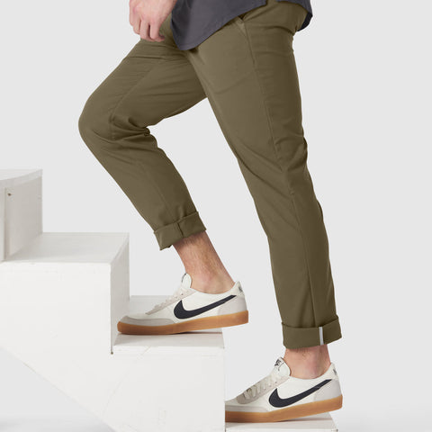 Jetsetter Tech Pant Slim Fit in olive, showcasing wrinkle-free, stain-repellent microfiber fabric with a slim design, anti-odor, and stretch features.